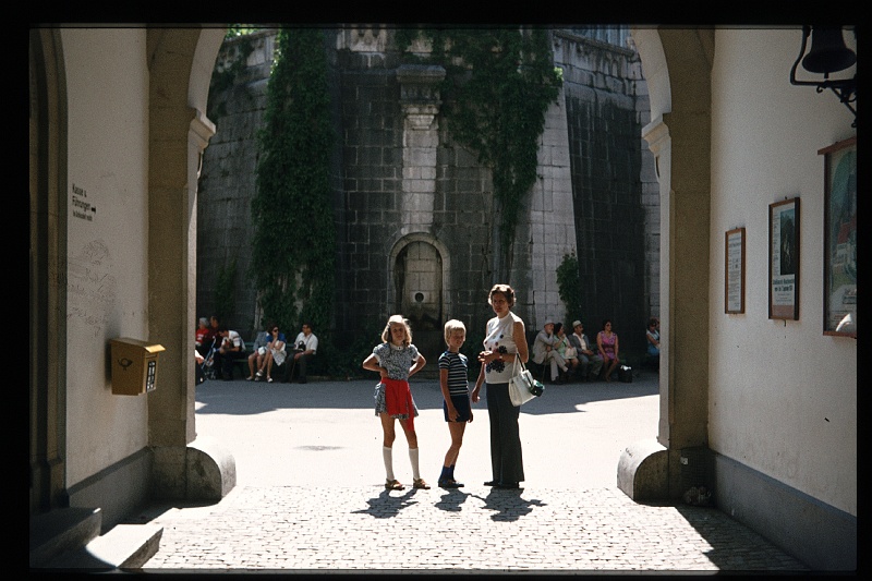 14.Neuschwanstein jul 1974 Mama,Brigitte,Peter.JPG